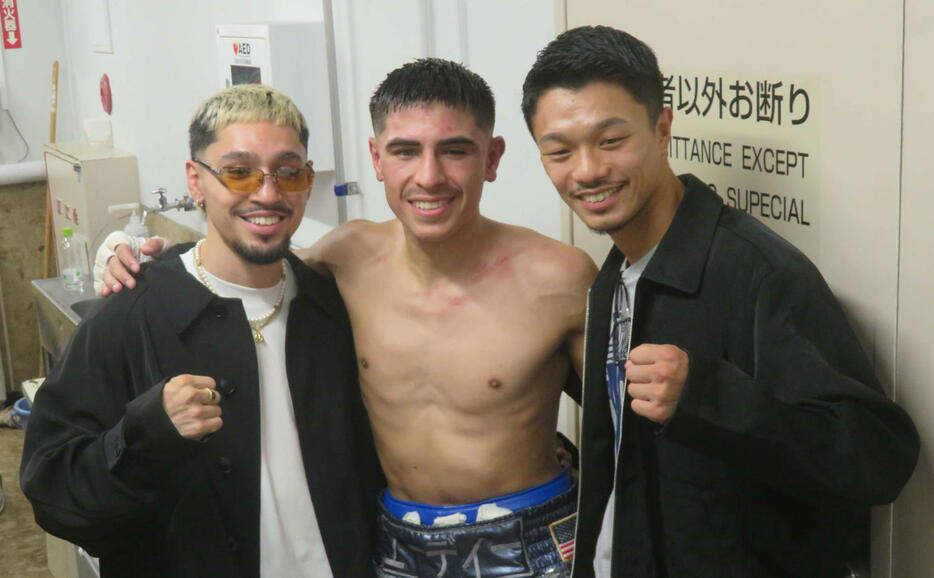 WBC世界バンタム級王者中谷潤人（右端）、WBO世界フライ級王者アンソニー・オラスクアガ（左端）と勝利を喜ぶエイドリアン・アルバラード