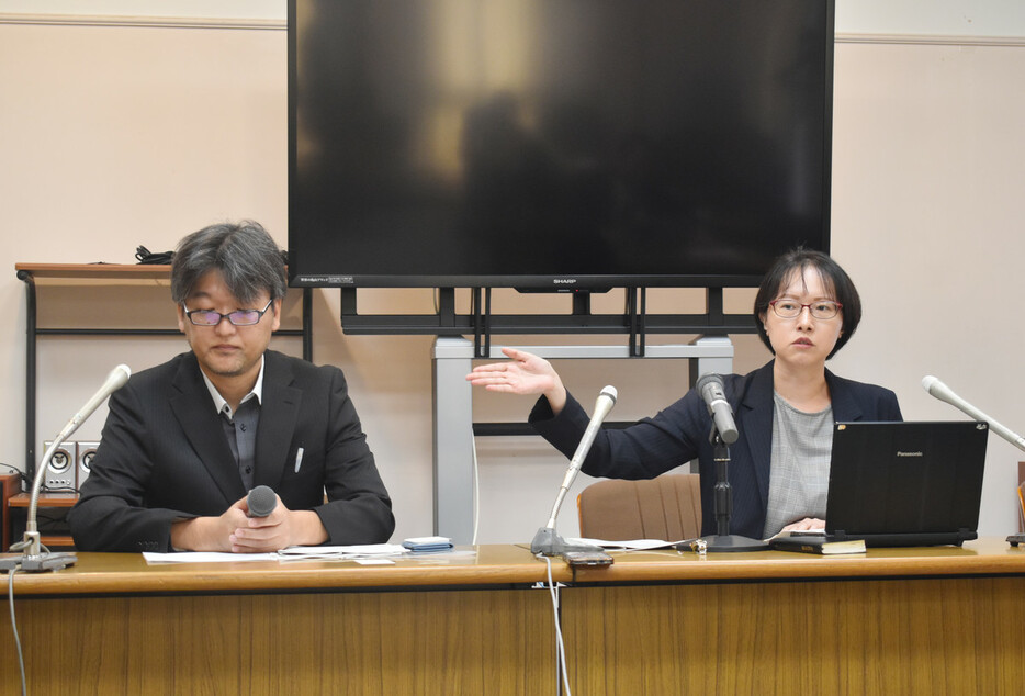 今野智博元衆院議員らに対する提訴後に、記者会見する神野直弘弁護団長（左）ら＝３１日午後、さいたま市