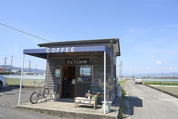 店の背後は、はるかに広がる空と田園。この開放感も大きな魅力