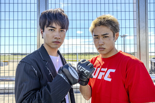 映画『若き見知らぬ者たち』で総合格闘家役を演じた福山翔大（左）と、UFC世界ランカーの平良達郎