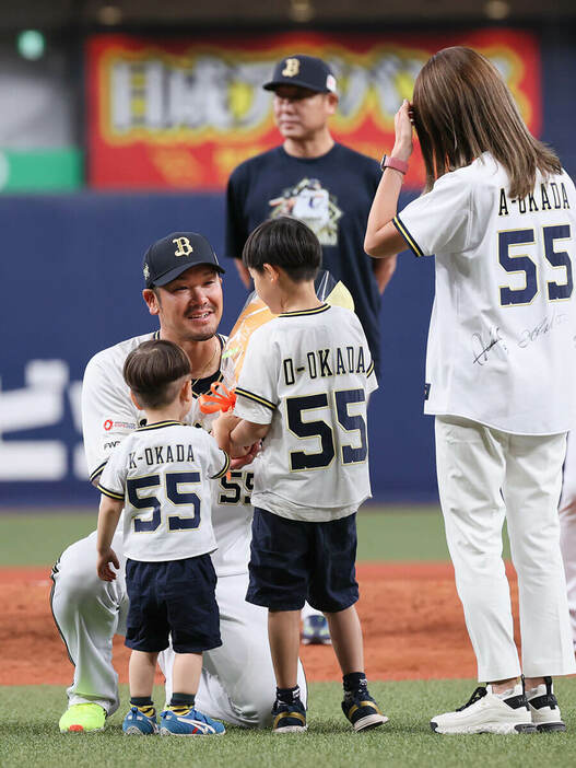 9月24日の試合後に行われた引退セレモニーで、家族から花束を受け取るオリックス・T-岡田