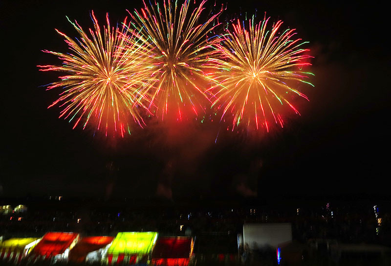 こうのす花火大会で次々に打ち上げられる大輪の華＝5日夜、鴻巣市糠田の糠田運動場