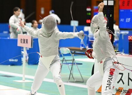 フェンシング成年女子サーブル決勝・佐賀ー東京　ポイントを奪う佐野佑衣（左、チームSSP）＝佐賀市のSAGAプラザ