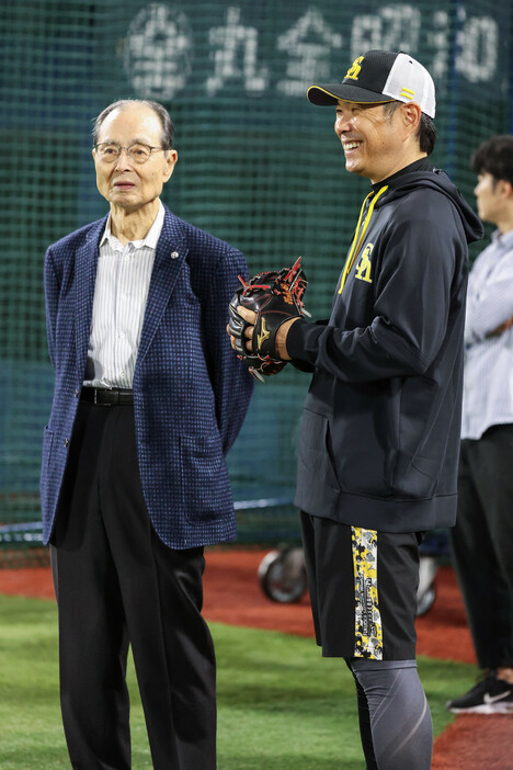 プロ野球・日本シリーズ開幕を控え、練習を見守るソフトバンクの王球団会長（左）と小久保監督＝２５日、横浜スタジアム