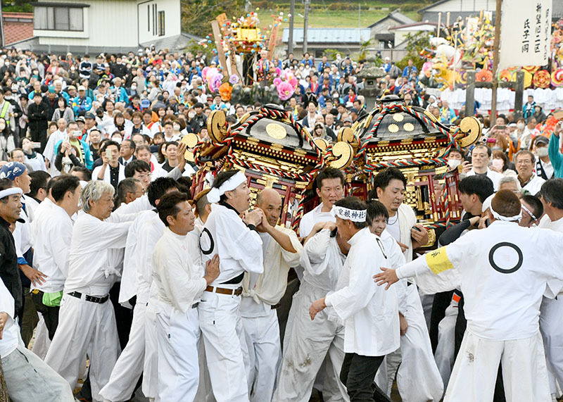 室根神社特別大祭のマツリバ行事で仮宮への先着を争う本宮、新宮の両神輿