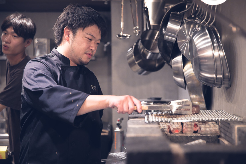 手製の炭焼き台は中の段差で遠火と近火で焼ける仕掛け