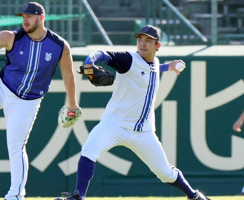 甲子園球場で練習を行ったDeNA・東克樹（右）＝甲子園球場（撮影・荒木孝雄）