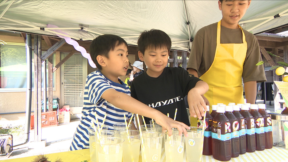 土井大地さんの兄・颯大さん（右）とレモネードを売る子どもたち