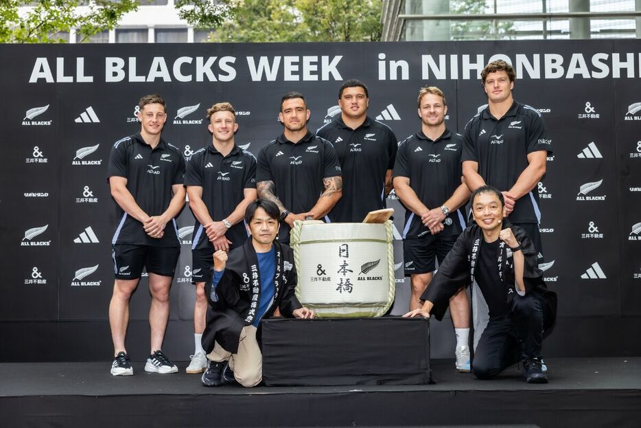 都内で行われたイベント「ALL　BLACKS　WEEK　in　Nihonbashi」の開幕セレモニーに出席した中川家の剛(前列左)、礼二（同右）