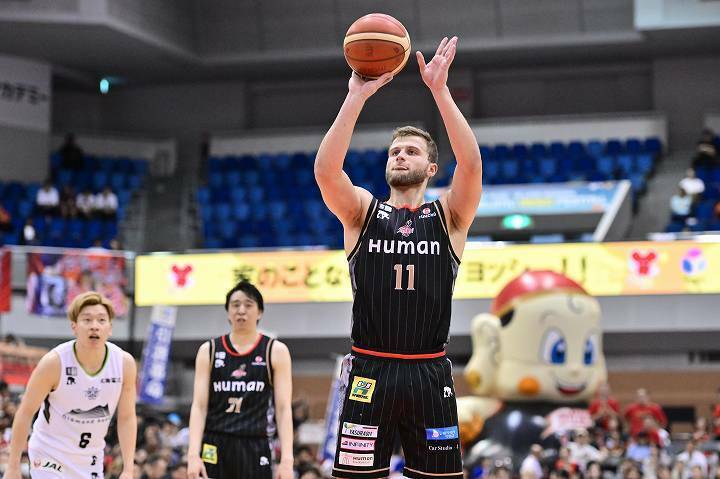 大阪の新外国籍選手ルーサーが36得点の活躍をみせ、チームを勝利に導いた。(C) B.LEAGUE SHOOT