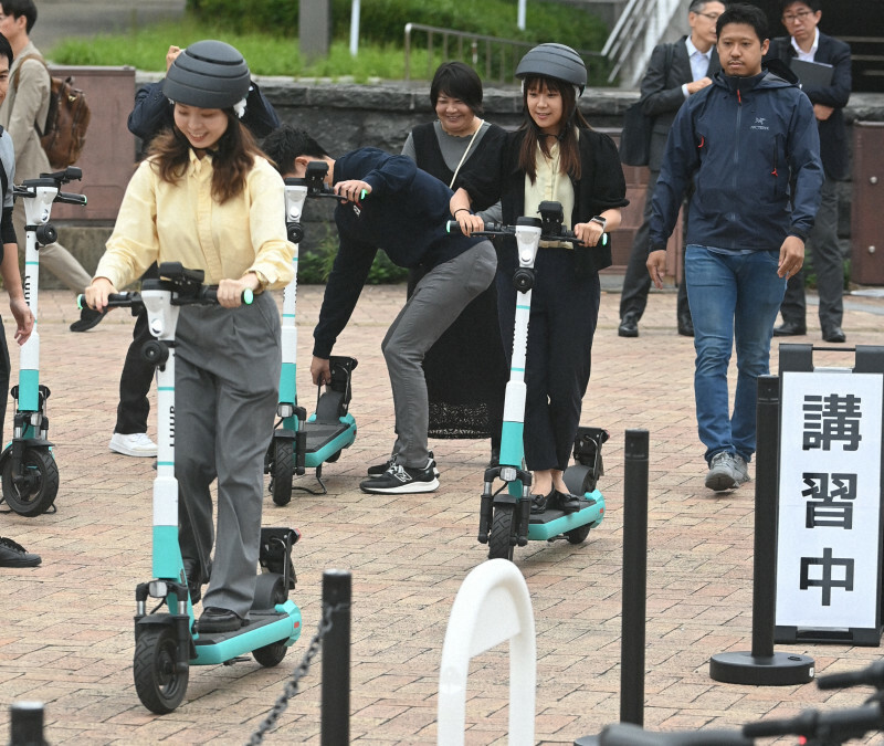 電動キックスケーターなどのシェアサービス開始を前に勝山公園で安全講習会が開かれ、市民らが試乗した＝北九州市小倉北区で2024年10月29日午前11時4分、上入来尚撮影