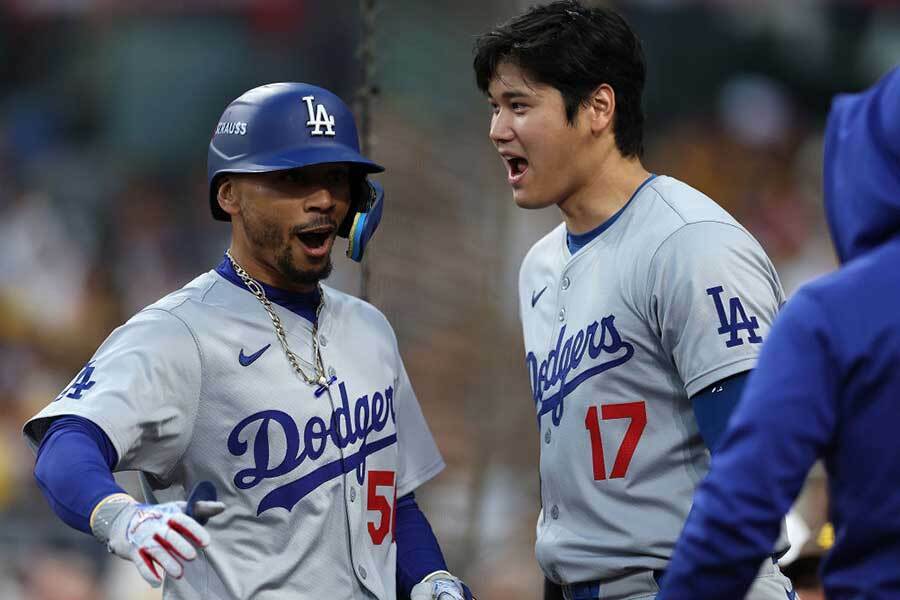 ドジャースのムーキー・ベッツ（左）と大谷翔平【写真：Getty Images】