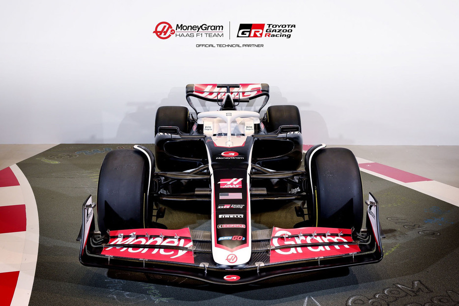 ニコ・ヒュルケンベルグ選手とケビン・マグヌッセン選手を擁する2024年シーズンのMoneyGram Haas F1 Teamは、第9戦終了時点で10チーム中7位という成績。トヨタの人材や開発技術を得て、さらなる上位進出を狙う。