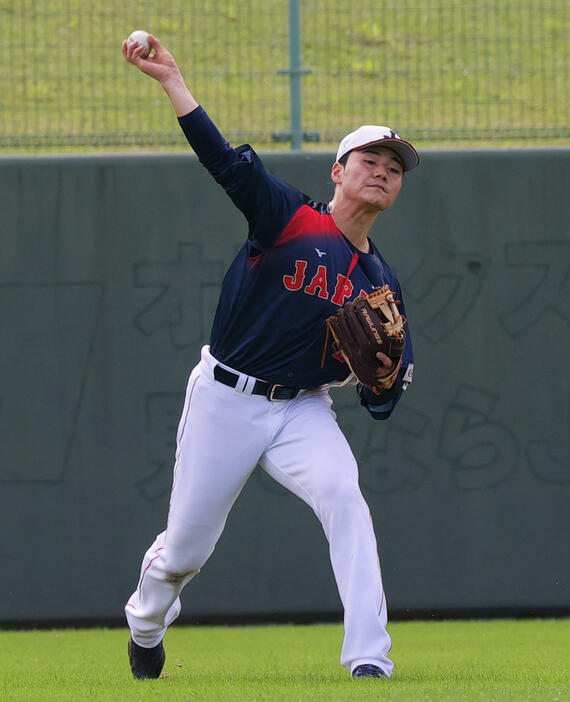 シートノックで左翼で守備をする日本ハム清宮（撮影・上山淳一）