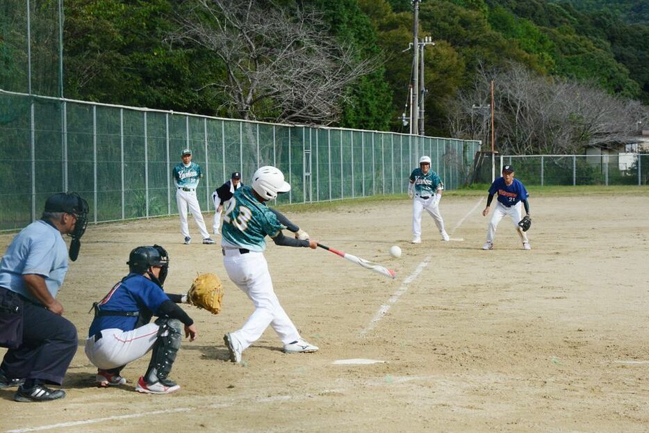 決勝のいきいき和歌山―和歌山ヤンキース。ヤンキースは３回にも大量得点した（２７日、和歌山県白浜町栄で）