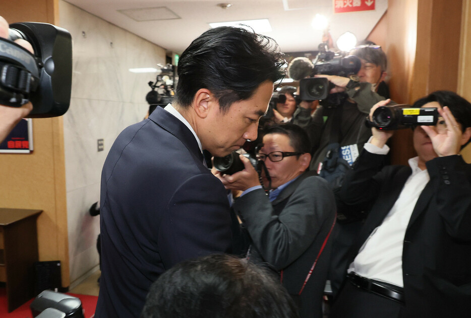 自民党本部に入る小泉進次郎選対委員長＝２８日午前、東京・永田町