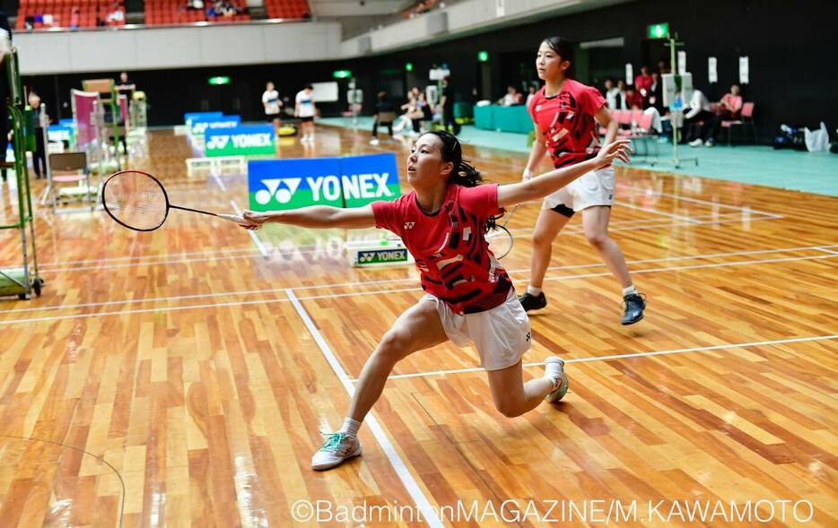 YONEXの優勝を決めた宮浦玲奈（手前）／小笠原未結。最後は「攻めたほうが強い」（宮浦）と二人で攻め抜いて勝利をつかみ取った