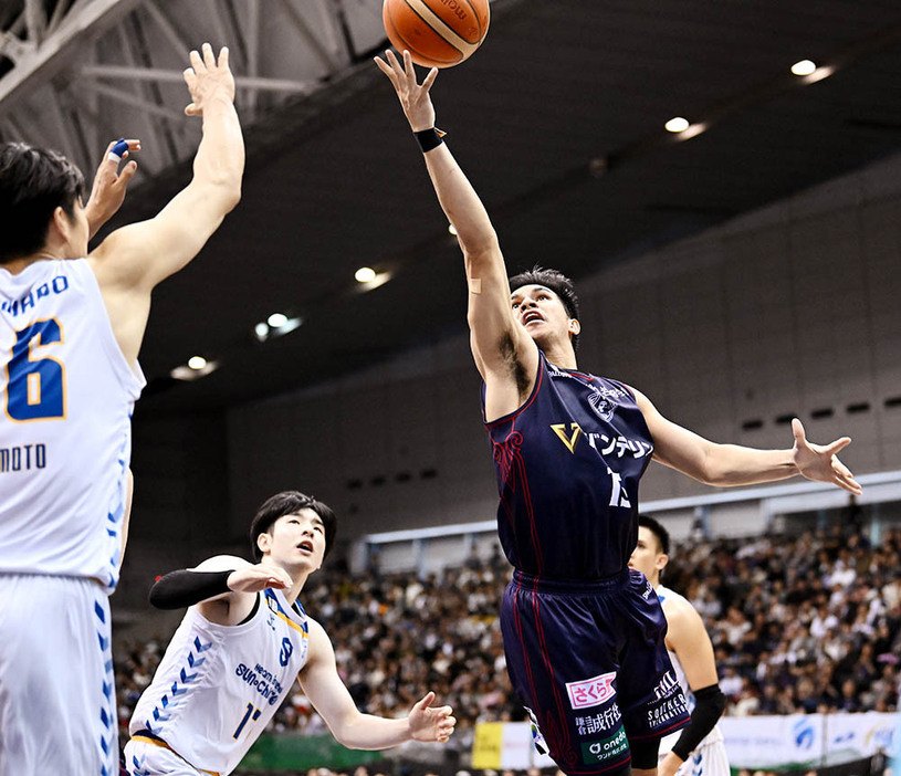 【横浜－滋賀】第４クオーター、シュートを放つ横浜・ラベナ＝横浜国際プール（（Ｃ）Ｂ．ＬＥＡＧＵＥ）