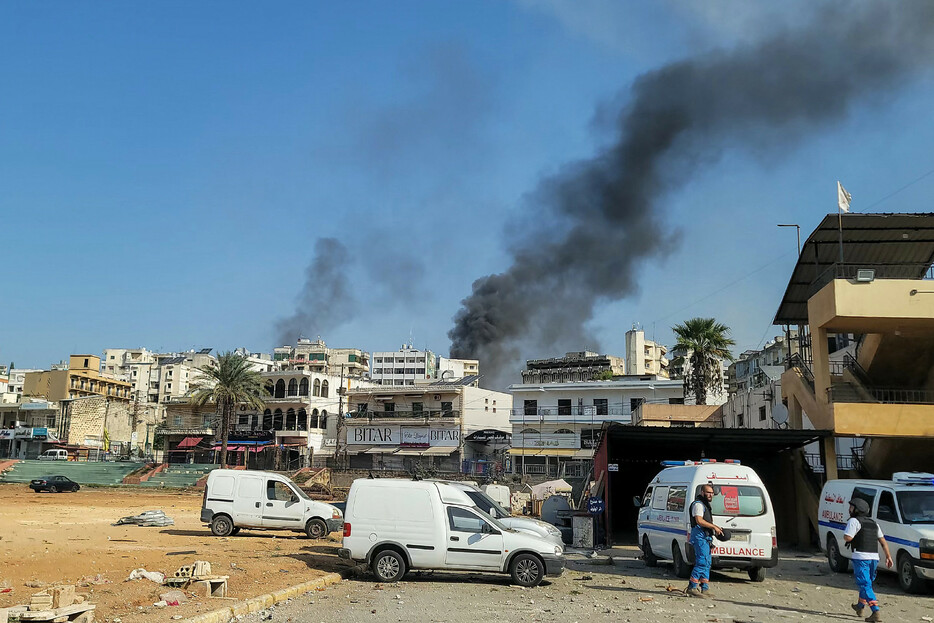 １６日、レバノン南部ナバティエでイスラエル軍の空爆を受けて上がる煙。