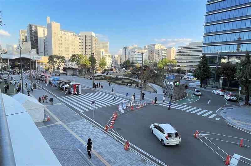 80メートル区間を通行止めにして歩行者空間化した辛島公園北側の市道。イベントなどでにぎわう一方、渋滞やバスの遅延を指摘する声もある＝2023年10月