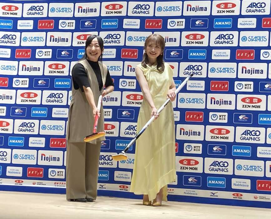 来年のカーリング日本選手権の大会公式応援サポーターに就任した秋元真夏さん（右）と藤沢五月選手＝10月17日、横浜市内（橋本謙太郎撮影）