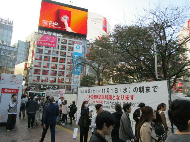 ハロウィーンに備えて渋谷駅前のハチ公像周辺は囲いが設けられた=2023年10月28日午後3時37分、東京都渋谷区、座小田英史撮影