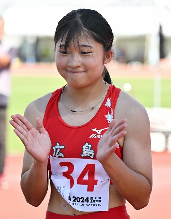 陸上少年女子A100メートル決勝で8位となり、手を叩いて会場を後にする三好