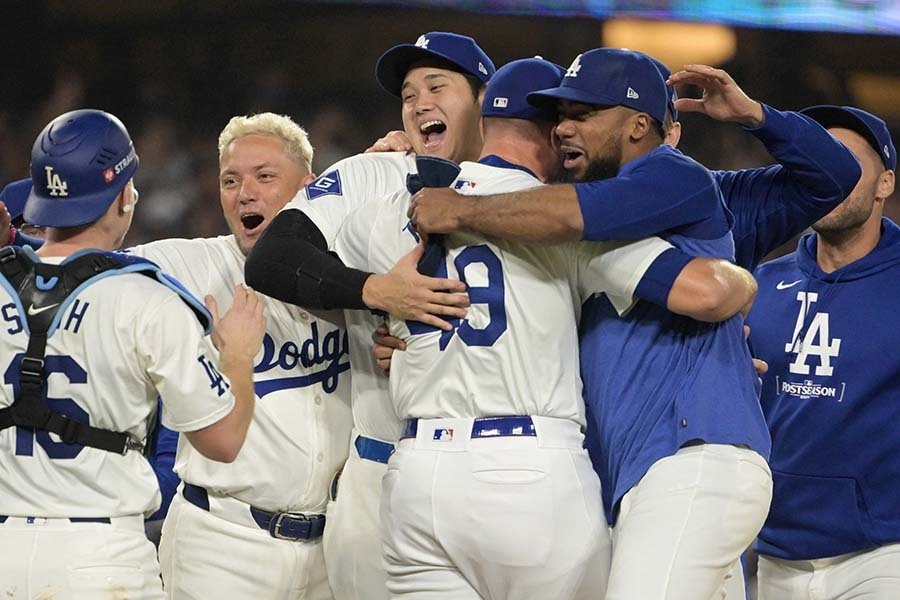 リーグ優勝決定シリーズ進出を決め喜ぶ大谷翔平らドジャースの選手【写真：ロイター】