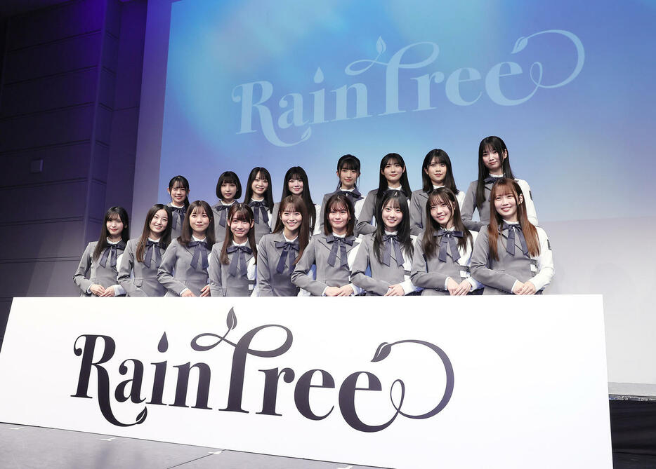 フォトセッションに臨む「Rain Tree」。前列左からロゼ、リー、マリオ、マカロン、ニイ、タマ、コトリ、カワチャン、イチ、後列左からリンリン、ミラン、マキ、ペロ、チャイ、サナ、キナコ、イチゴ（撮影・足立雅史）