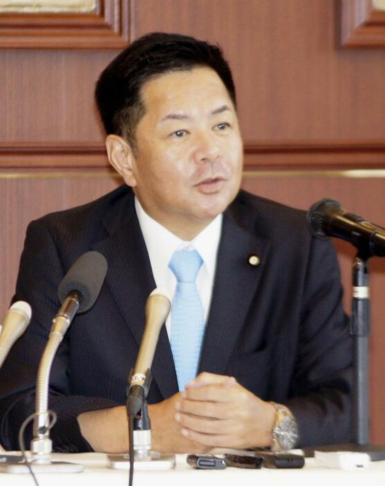 記者会見し、岐阜県知事選に立候補すると表明した自民党の渡辺猛之参院議員＝2日午前、岐阜市