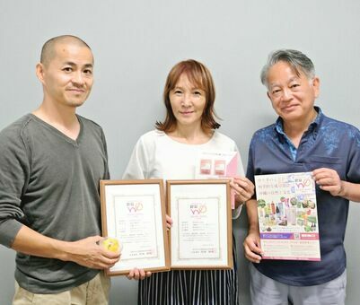 左からミキボウルｂｙ　ｏｌｕの小松英司氏、フルーツマルシェの山下美奈子氏、県健康産業協議会の照屋隆司専門コーディネーター＝２２日、沖縄タイムス社