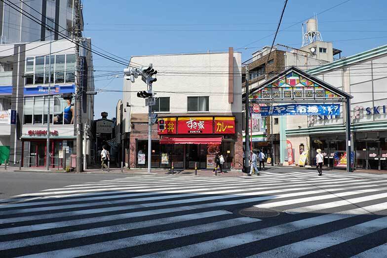 六角橋交差点から商店街方向を見る。左手の「ふれあい通り」と右手の広い「大通り」に分かれている（撮影／筆者）