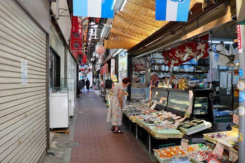 白楽駅からすぐの「六角橋商店街ふれあい通り」。幅の狭いアーケードの両側に、昔ながらの商店が立ち並ぶ（撮影／筆者）