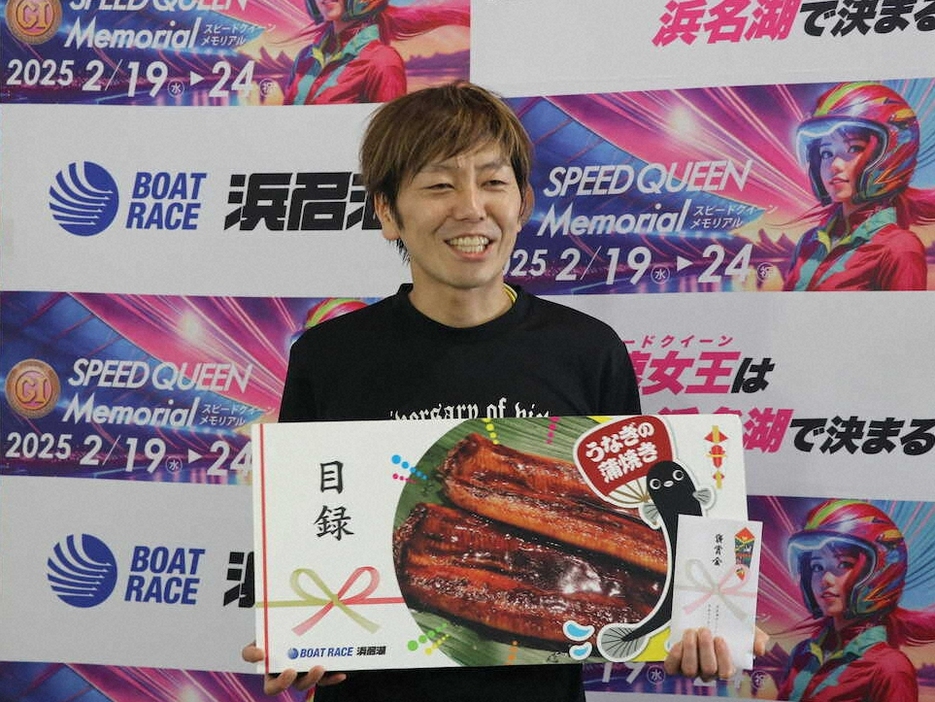 通算1000勝を達成して笑顔の吉島祥之（ボートレース浜名湖企業団提供）