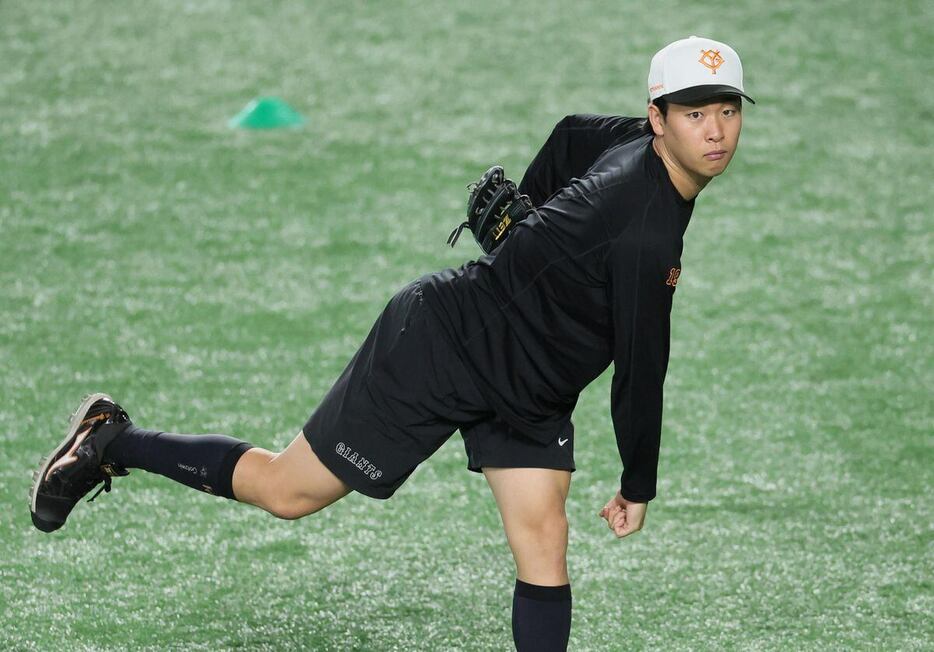 試合前練習に臨む巨人・山崎伊織＝東京ドーム（撮影・佐藤徳昭）