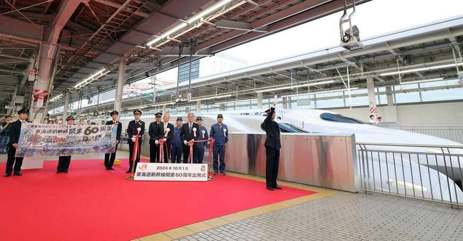 テープカットが行われ、新大阪駅を出発するのぞみ200号＝1日午前6時、大阪市淀川区のJR新大阪駅（渡辺大樹撮影）