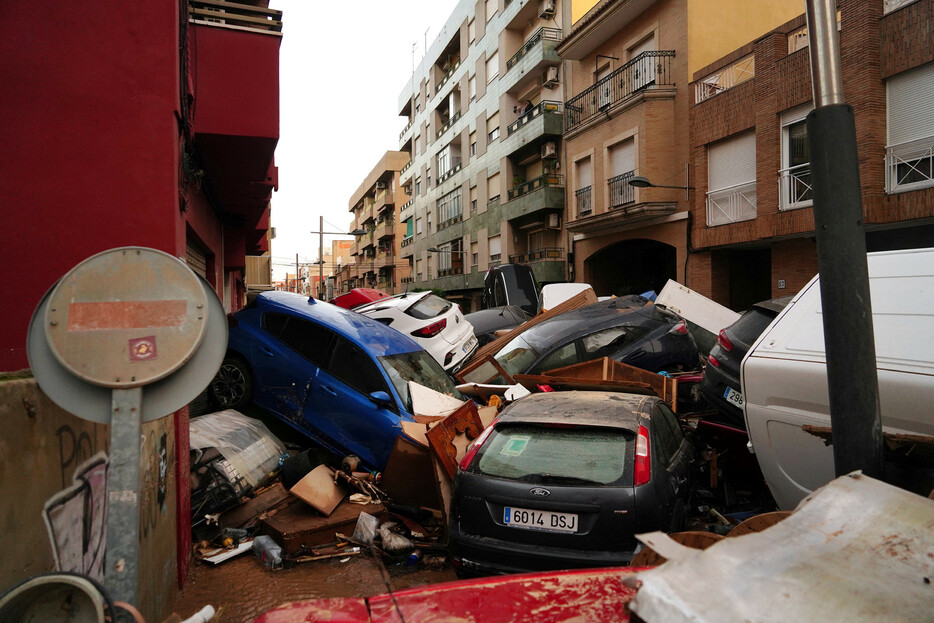 スペイン東部バレンシア自治州などで起きた洪水で、トレス地域政策相は３０日、死者が９５人に達したと明らかにした。写真は洪水で流された路上の自動車＝バレンシア自治州