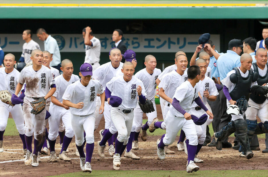 履正社対滋賀短大付　履正社に勝利し、応援席に向かって笑顔で駆けだす滋賀短大付ナイン（撮影・上山淳一）