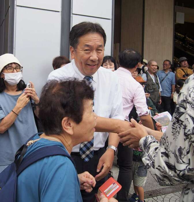 支援者らと握手する枝野幸男氏