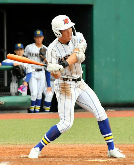 三回表、勝ち越しの右中間二塁打を放った健大高崎の杉山翔大=2024年10月29日午前10時46分、川崎市の等々力球場、中沢絢乃撮影