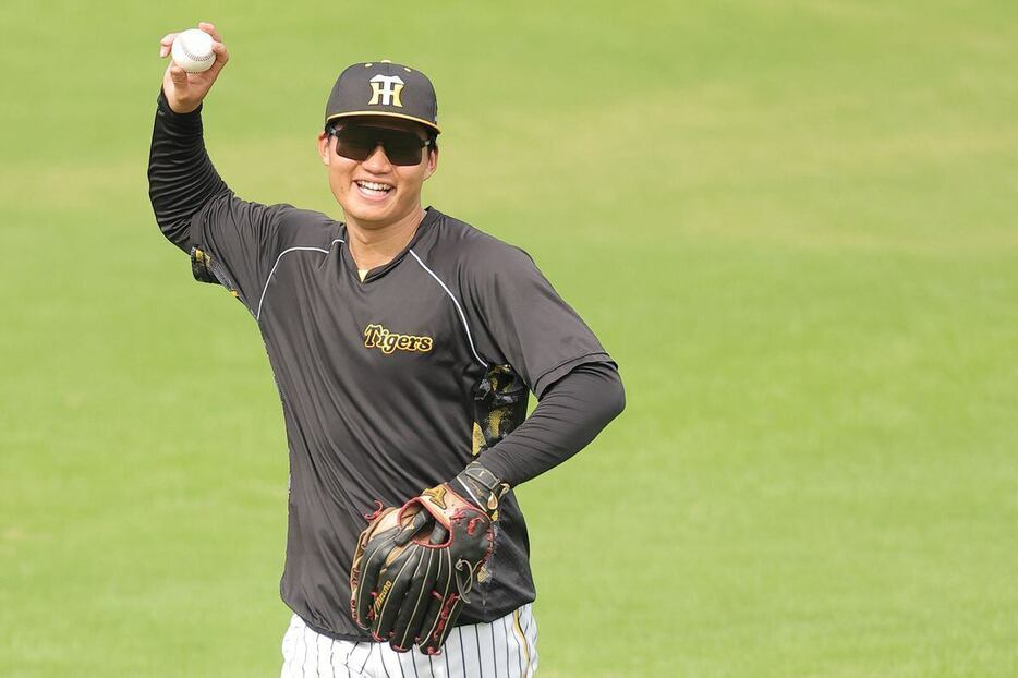 ノックを受ける阪神・森下翔太　＝甲子園球場（撮影・根本成）