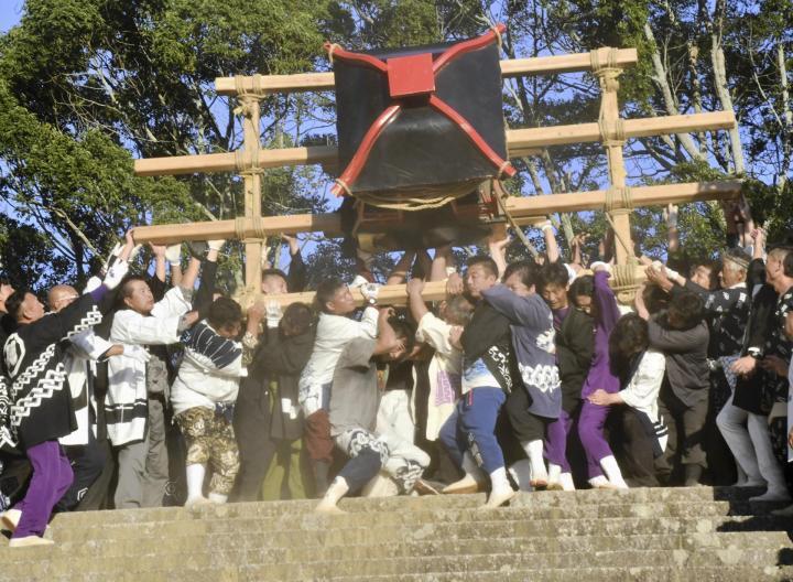 石段の最上段から投げ落とされるみこし＝13日午後、松山市八反地