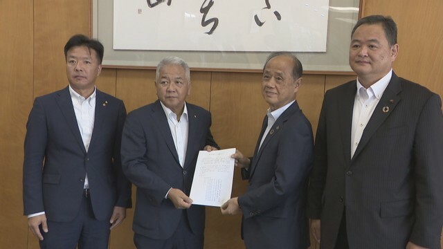 新アリーナ整備を応援する決議書を大森雅夫市長に手渡した岡山市議会議長