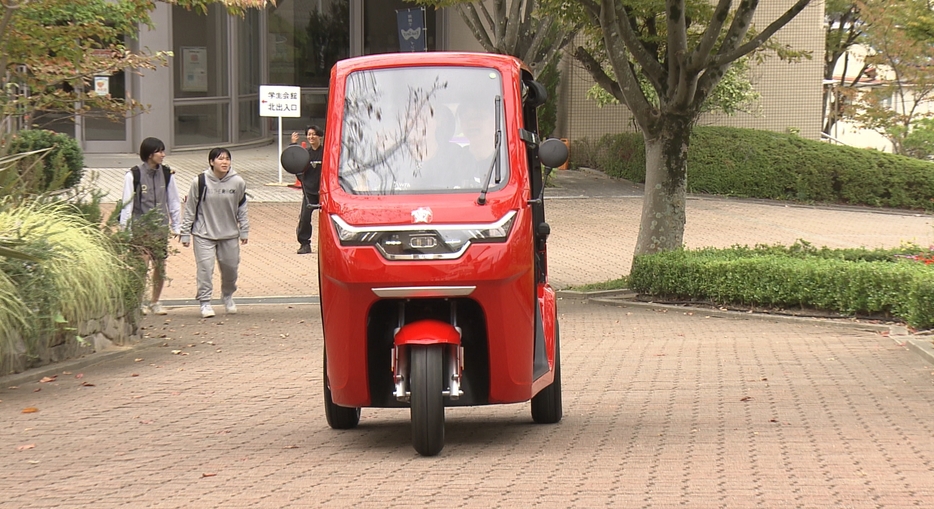 トゥクトゥクに乗車する神戸親和大生