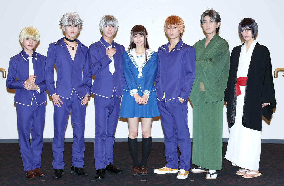 主演舞台「フルーツバスケット　The Final」の取材会＆ゲネプロに出席した乃木坂46吉田綾乃クリスティー（中央）ら