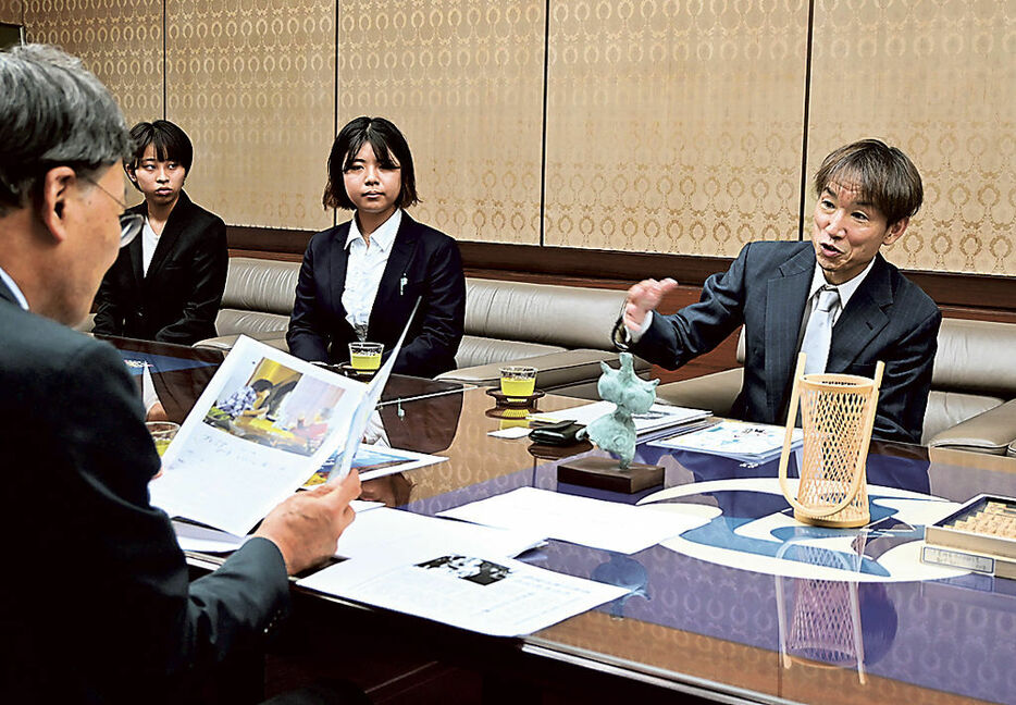 地元の静岡市を舞台に撮影する映画について紹介する山本監督（右）と学生＝市役所静岡庁舎