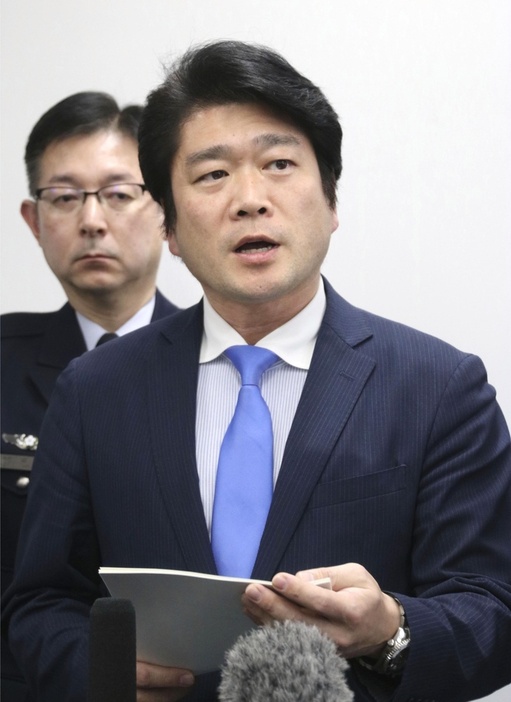 取材に応じる山本朋広氏＝2019年