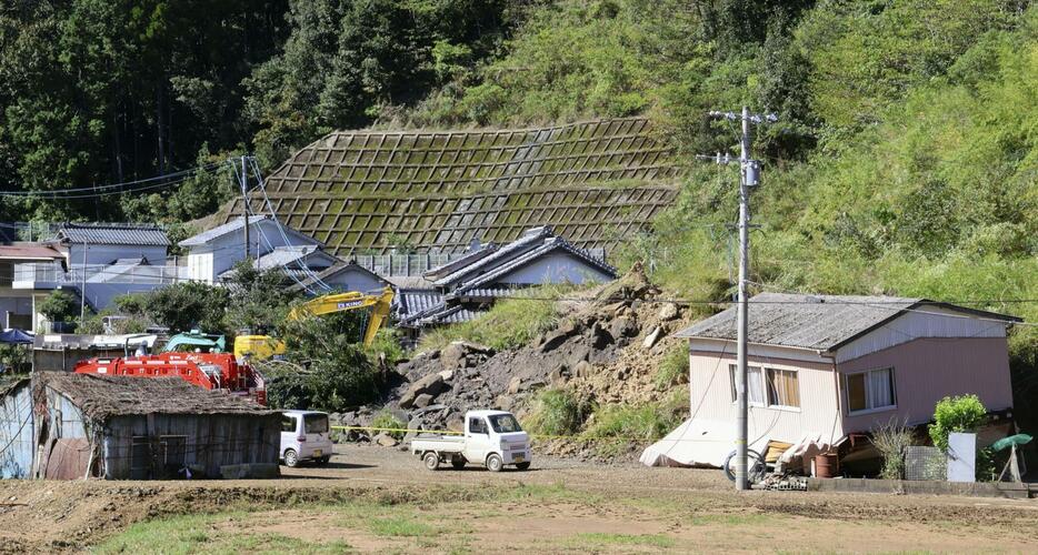 家屋が巻き込まれた宮崎県延岡市の土砂崩れ現場＝23日午前11時3分