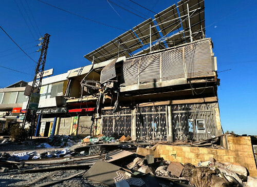 ２１日、レバノンで、イスラエルの攻撃を受けた「カルド・ハサン協会」の支店＝ロイター