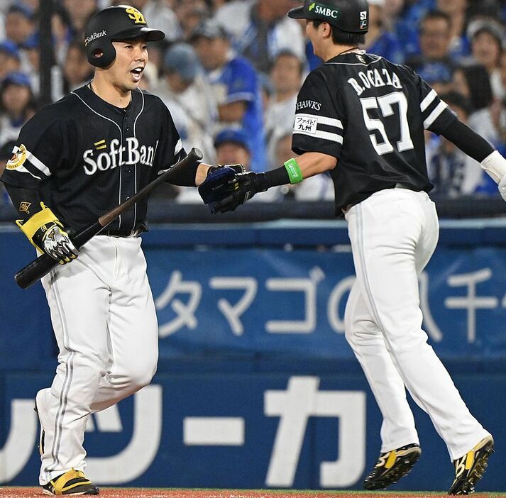 8回1死二塁、申告敬遠となり代走の緒方（右）とタッチを交わしてベンチに戻る近藤（撮影・穴井友梨）